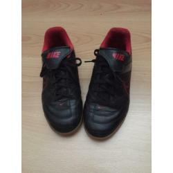 Zwart / rood NIKE indoor zaal voetbalschoenen maat 36