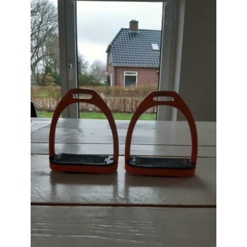 2 paar roze en oranje stijbeugels