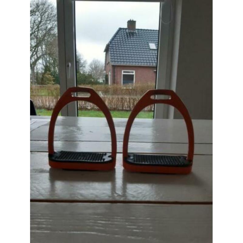 2 paar roze en oranje stijbeugels