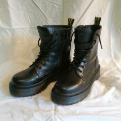 Stoere zwarte hoge veterschoenen. Visions. Mt 39