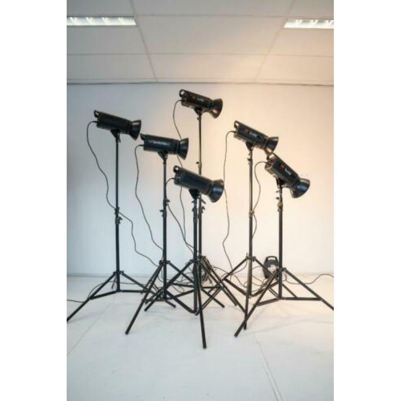 Je eigen foto studio, 6 x Falcon Eyes flitslamp