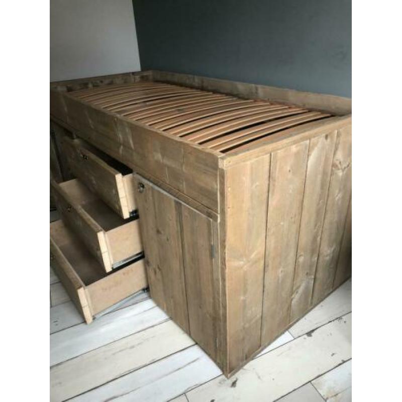 Half hoogslaper met kasten/laden