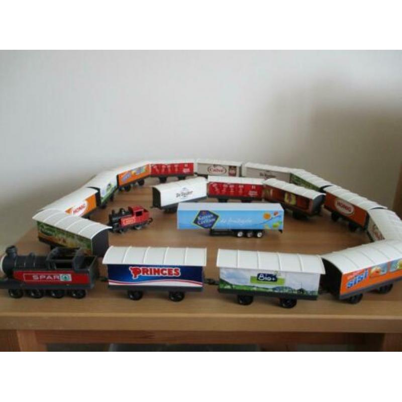 spar trein/ wagons / locomotief met wagonnetjes