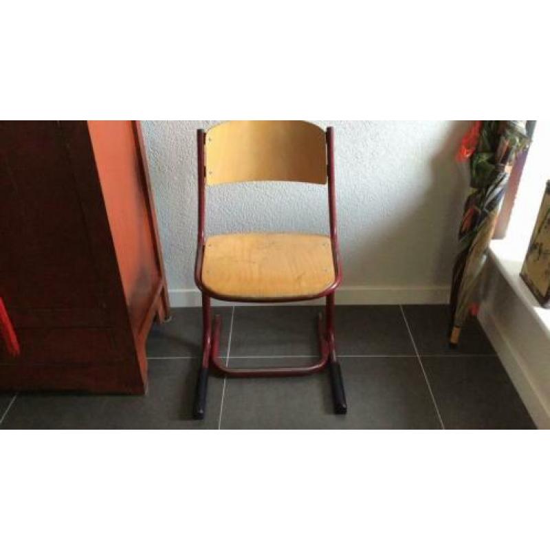 School stoel bordeau met blankhout, zithoogte 41cm.