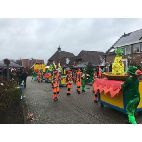 Carnavalskleding 35 stuks schilder (+ overige voorwerpen!)