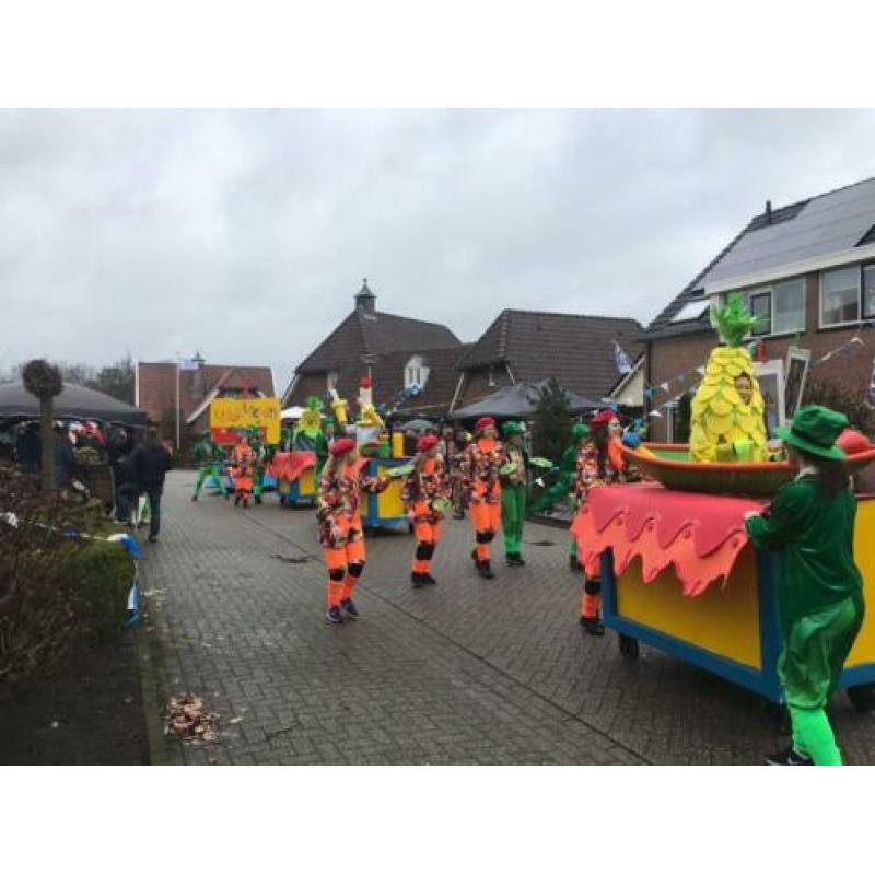 Carnavalskleding 35 stuks schilder (+ overige voorwerpen!)