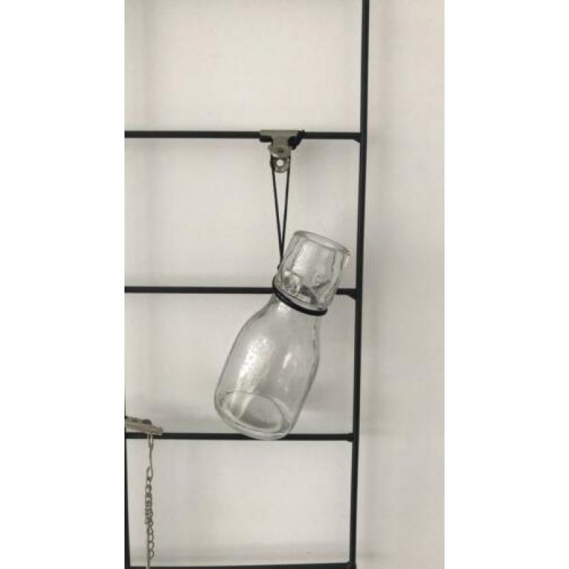 rek zwart H80 B50 3kleinen vaarsen en 2 hang bakjes +vlinder