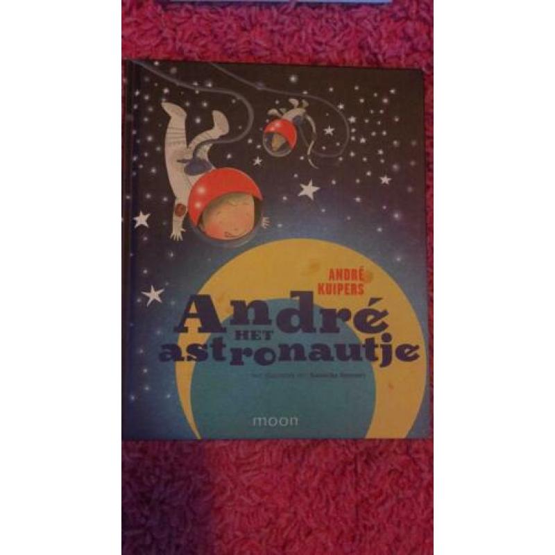 Diverse titels van onder andere Carry Slee, Paul van Loon,