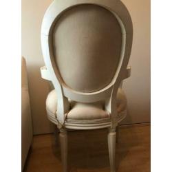 Brocante stoel in beige/crème.