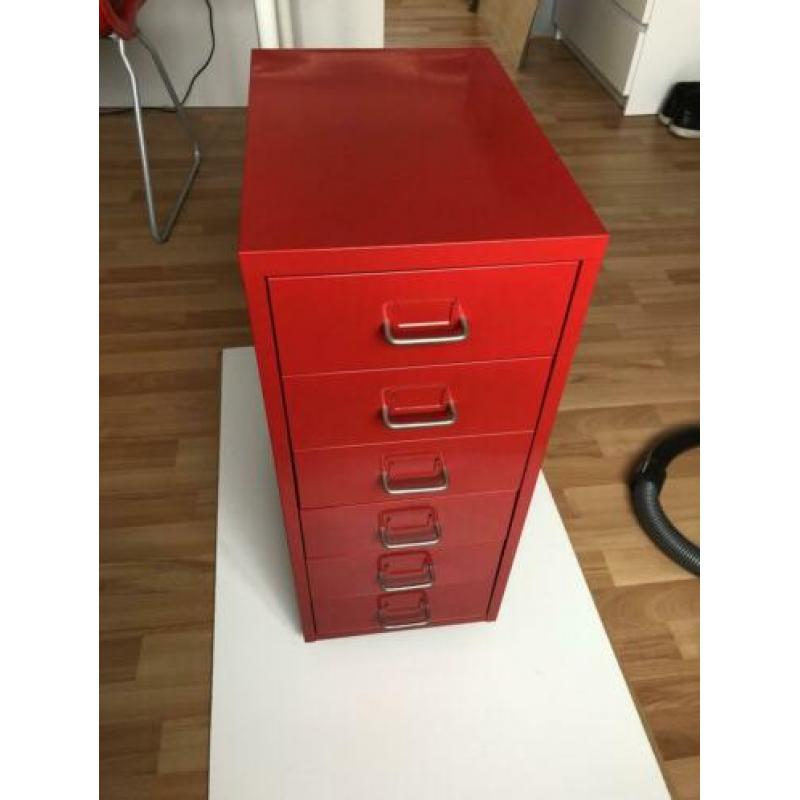 2 kastjes, 1 stoel,1 prullenbak.