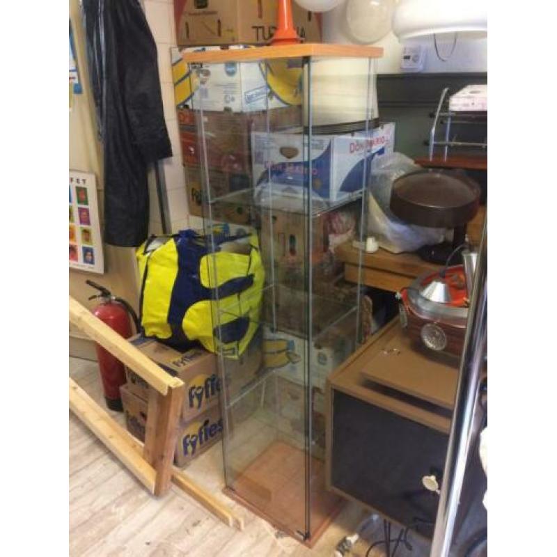 Smalle vitrine kast. Klaar voor een tweede leven.