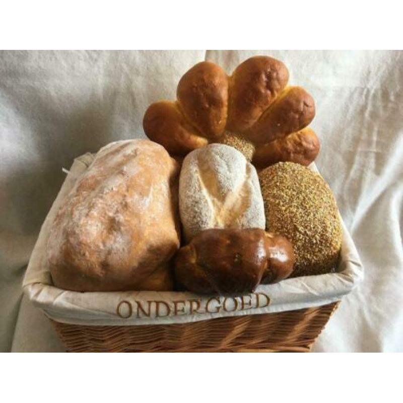 Rieten Mand met Decoratief Brood (109)