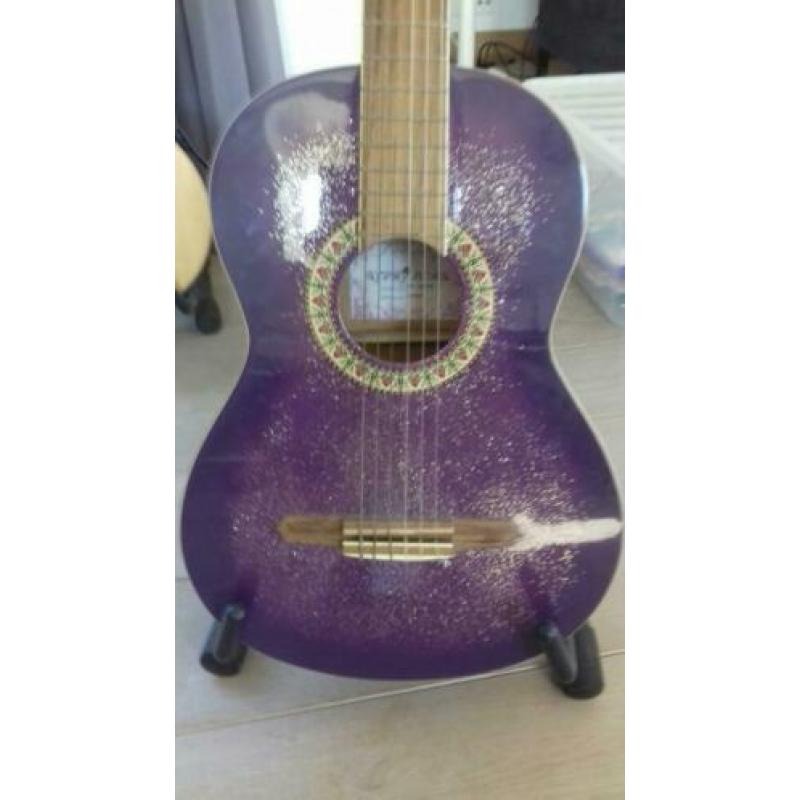 7/8 gitaar in de kleur paars met glitters incl. hoes