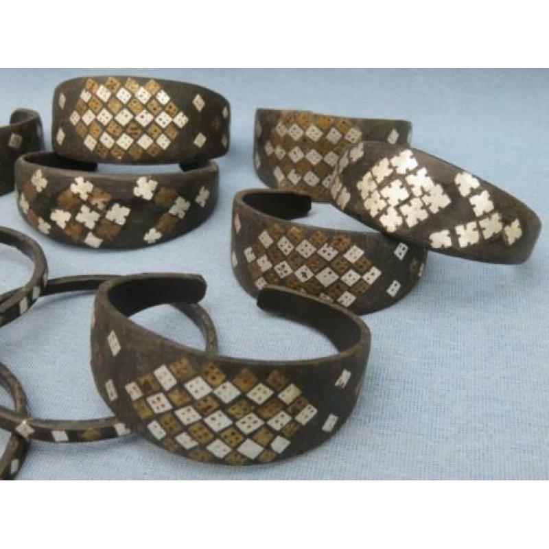 Collectie tribale armbanden van hout met inleg - 20e eeuw