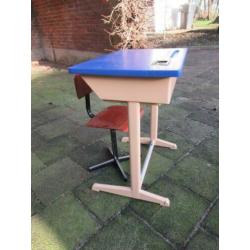 Te koop aangeboden: schooltafeltjes met stoeltjes