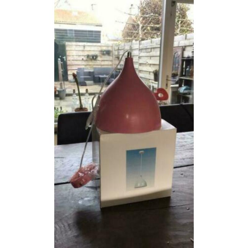 Roze-lichtpaarse hanglamp