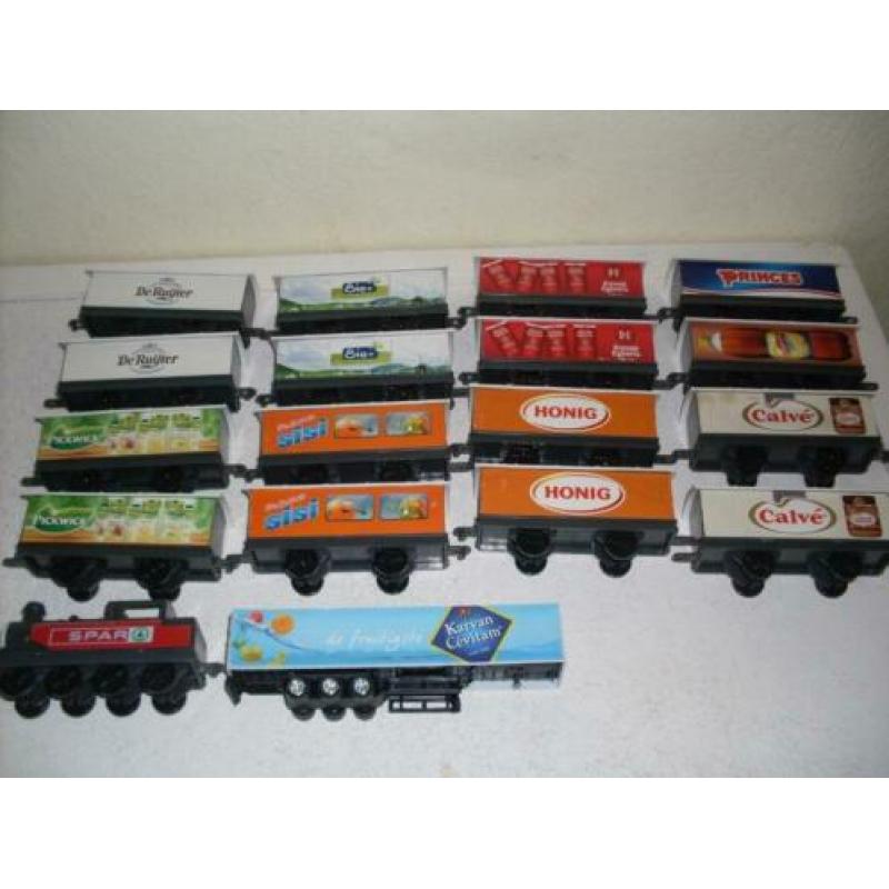 spar trein/ wagons / locomotief met wagonnetjes