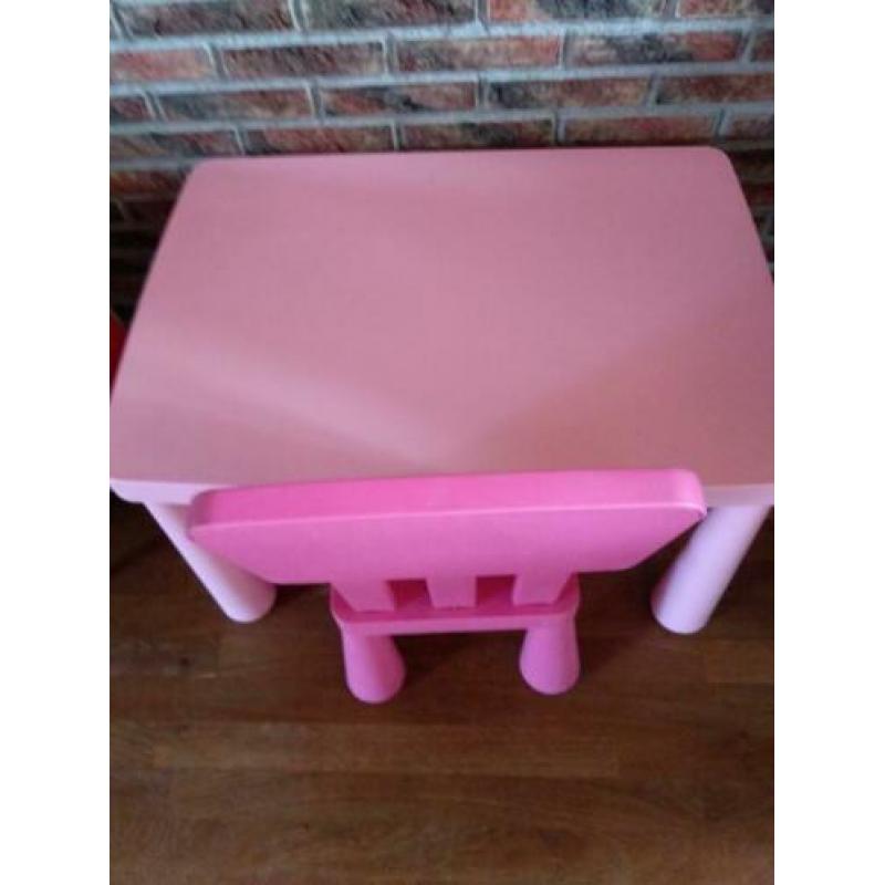 Tafeltje en stoeltje(kunststof/IKEA) voor meisjes.