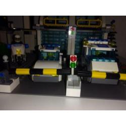 Lego 7744 politiebureau met cellenblok.