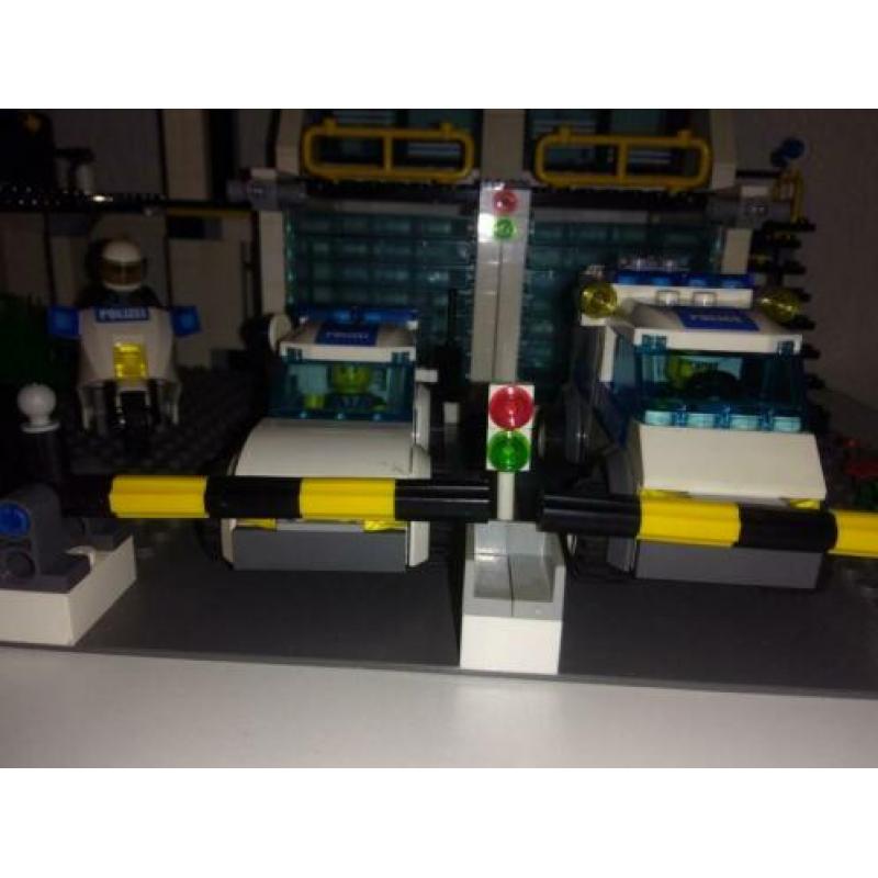 Lego 7744 politiebureau met cellenblok.
