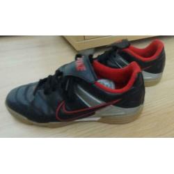 Zwart / rood NIKE indoor zaal voetbalschoenen maat 36