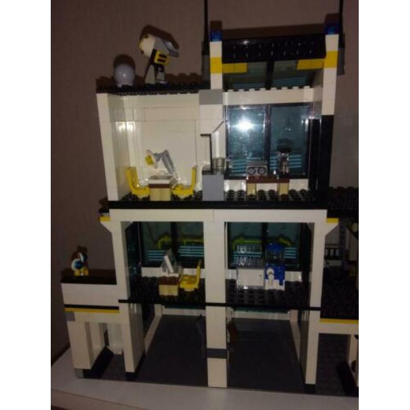Lego 7744 politiebureau met cellenblok.