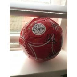Ajax bal met alle handtekeningen van de selectie