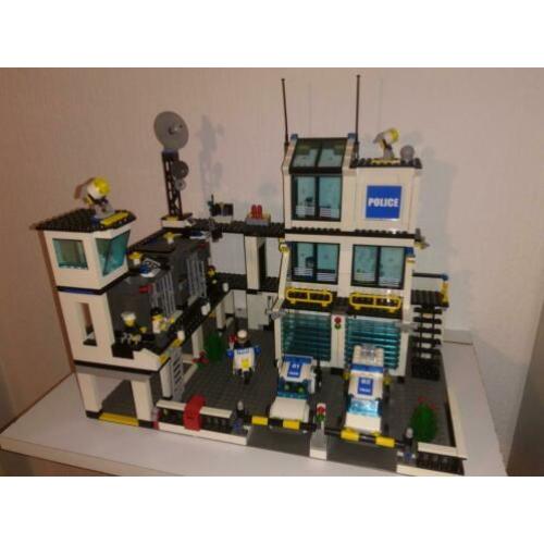 Lego 7744 politiebureau met cellenblok.