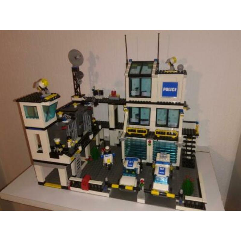 Lego 7744 politiebureau met cellenblok.