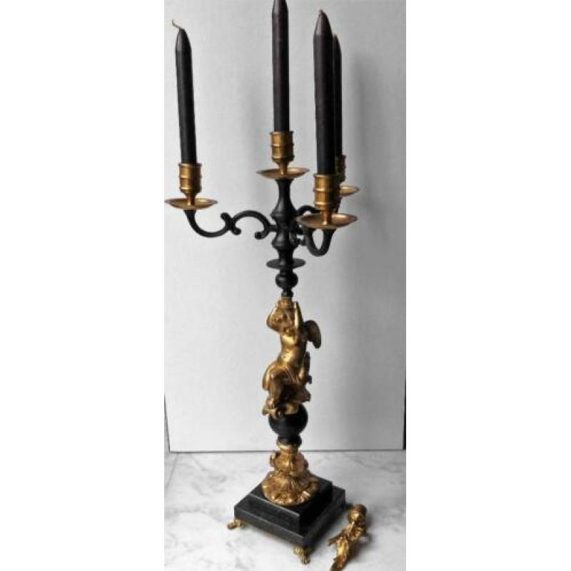 Grote bronzen kandelaar Empire stijl.op zwart marmeren voet