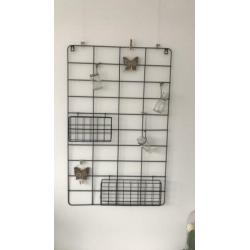 rek zwart H80 B50 3kleinen vaarsen en 2 hang bakjes +vlinder
