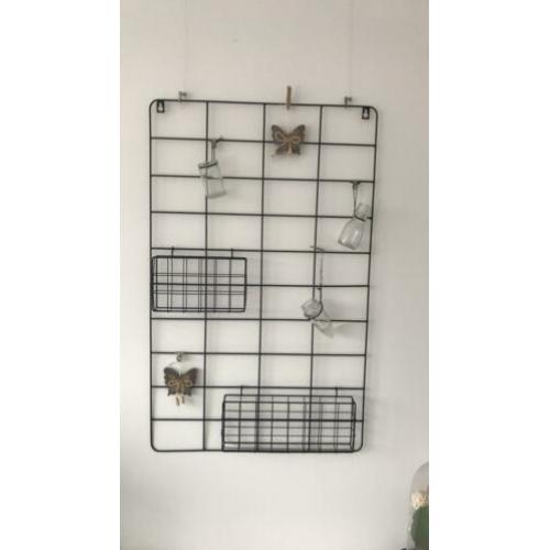 rek zwart H80 B50 3kleinen vaarsen en 2 hang bakjes +vlinder