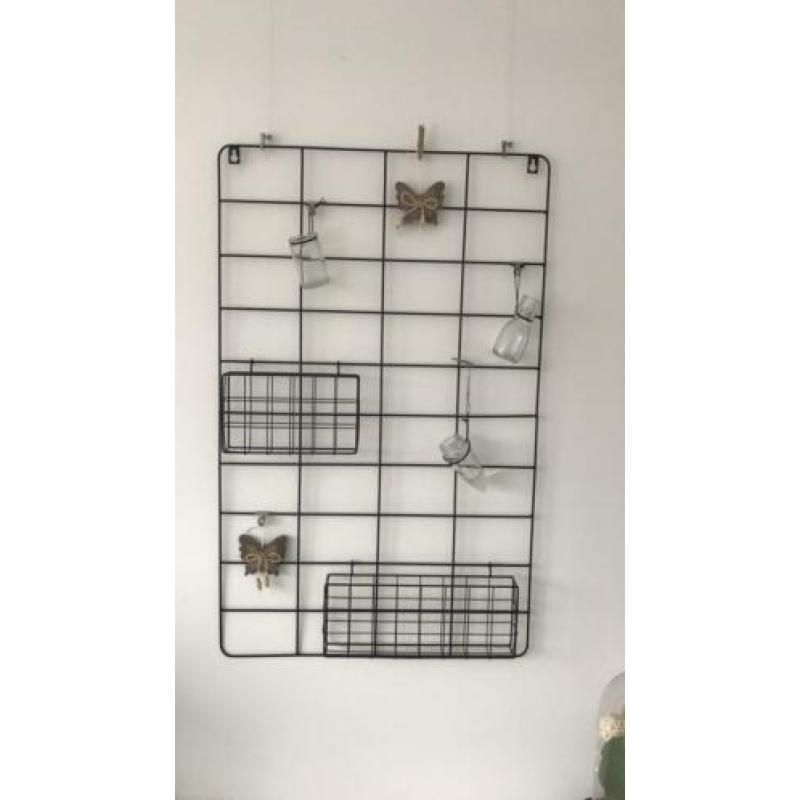 rek zwart H80 B50 3kleinen vaarsen en 2 hang bakjes +vlinder