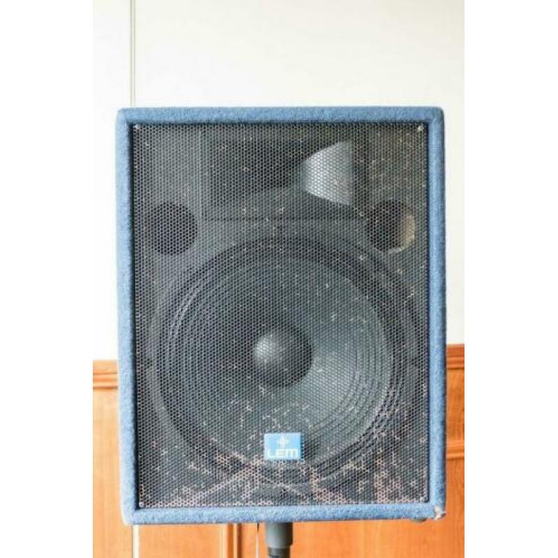 Grote boxen met statieven en kabels