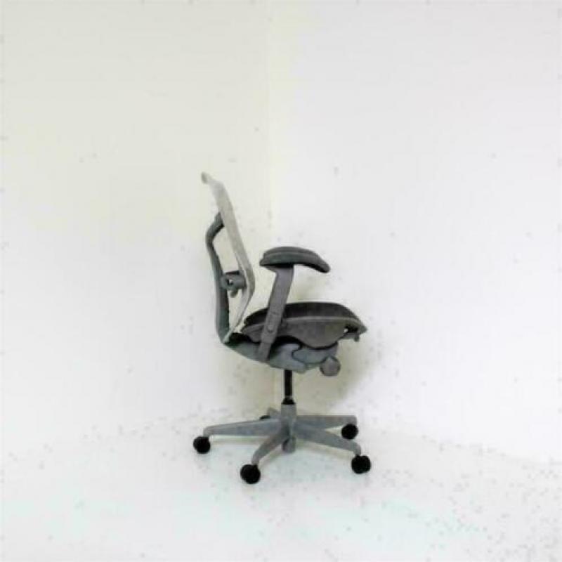 Herman Miller. Mirra: Licht Grijze, Bureaustoelen.