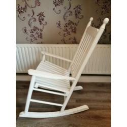 Witte houten schommelstoel