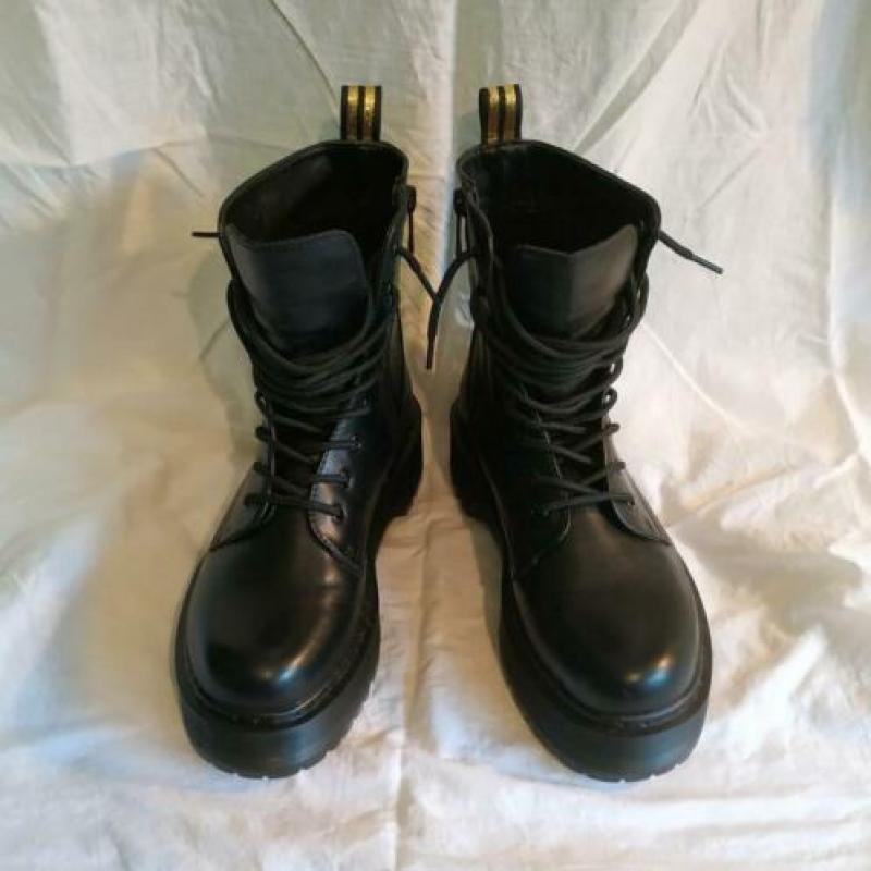 Stoere zwarte hoge veterschoenen. Visions. Mt 39