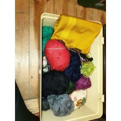 Curver box gevuld met garen knopen etc