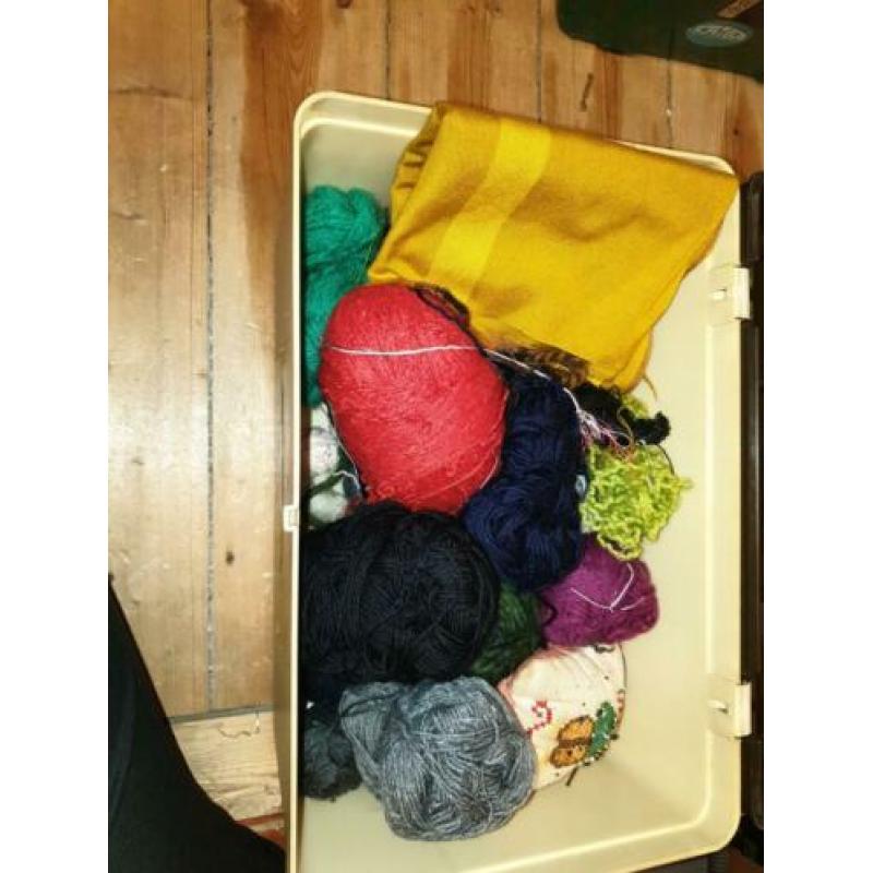 Curver box gevuld met garen knopen etc