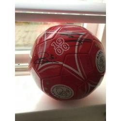 Ajax bal met alle handtekeningen van de selectie