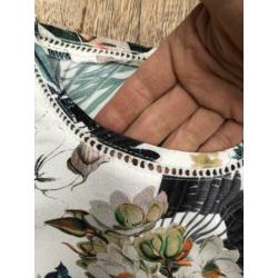 T shirt bloemen. Ecru met groen petrolblauw mt M