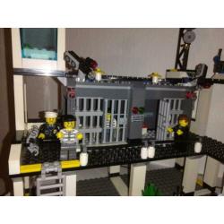 Lego 7744 politiebureau met cellenblok.