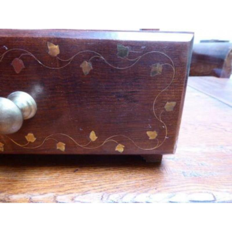 Houten spiegelkastje met lade