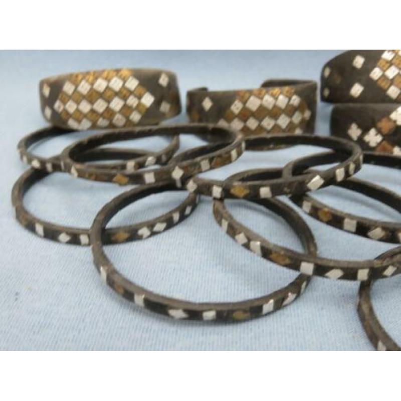 Collectie tribale armbanden van hout met inleg - 20e eeuw