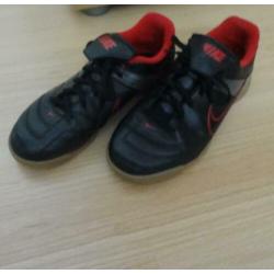 Zwart / rood NIKE indoor zaal voetbalschoenen maat 36