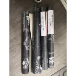 Te koop zwart behang met teksten 4rollen 2 onaangebroken