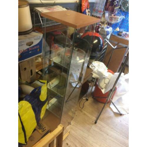 Smalle vitrine kast. Klaar voor een tweede leven.