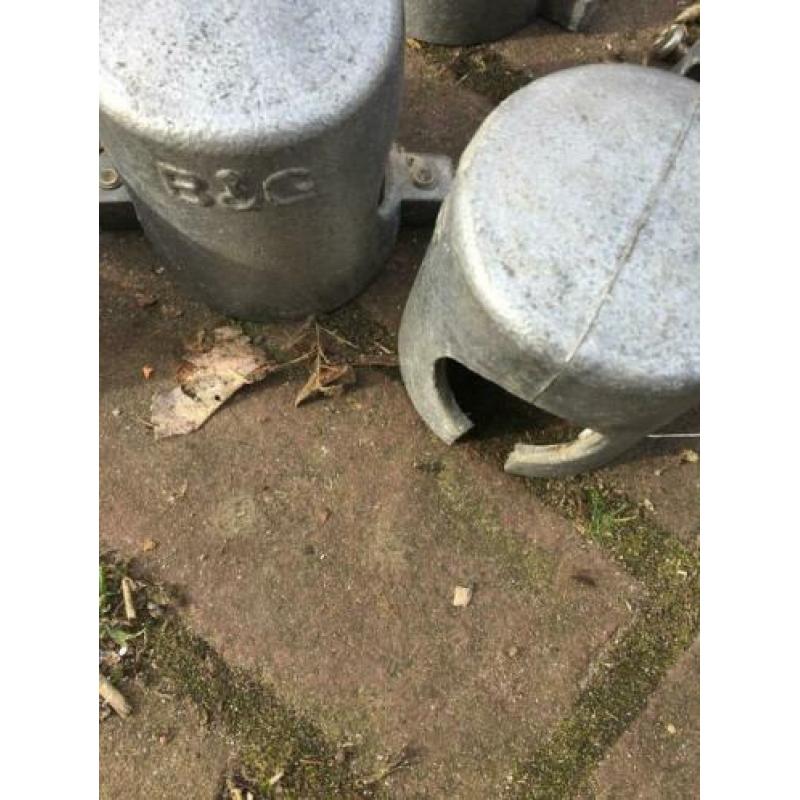 Palen en doppen voor gaashekwerk