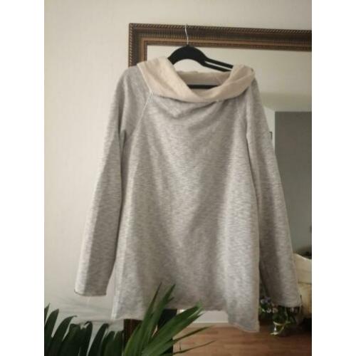 Grijze oversized trui met capuchon, leuk als jurkje