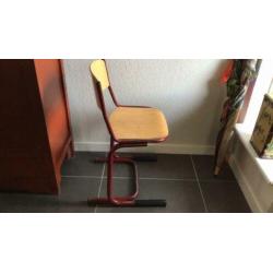 School stoel bordeau met blankhout, zithoogte 41cm.